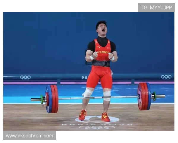 [举重]B组出场的两位举重老将.